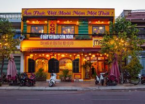 Bien Quang Cao Nha Hang 2024